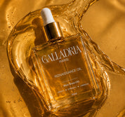 Flacon Riznaissance Oil de Galladria Paris dans une coulée d'huile dorée